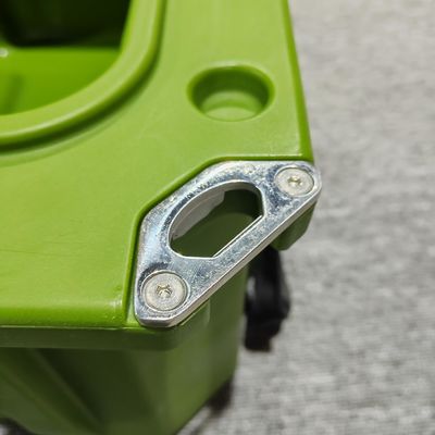 Удобное хранение палочек на крыше автомобиля с тяжелой коробкой инструментов